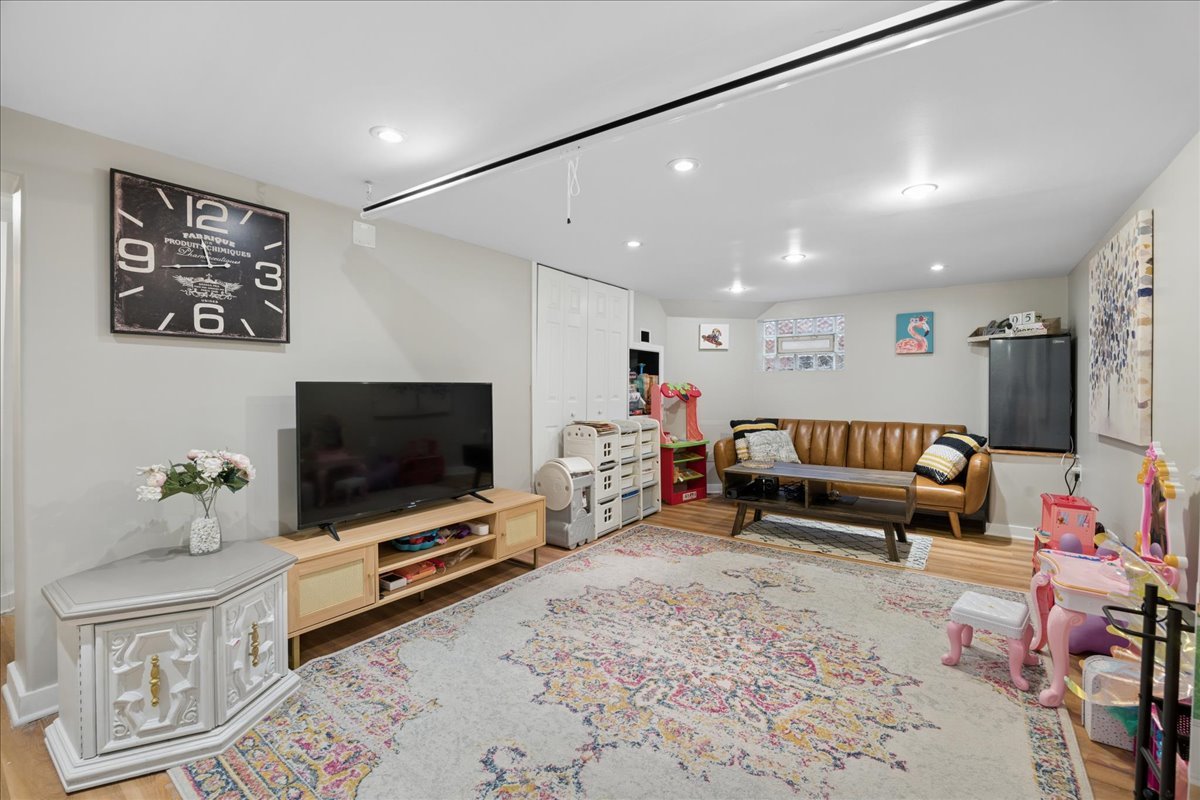 289 Oxford Road Des Plaines, IL 60016 - Photo 15 of 20