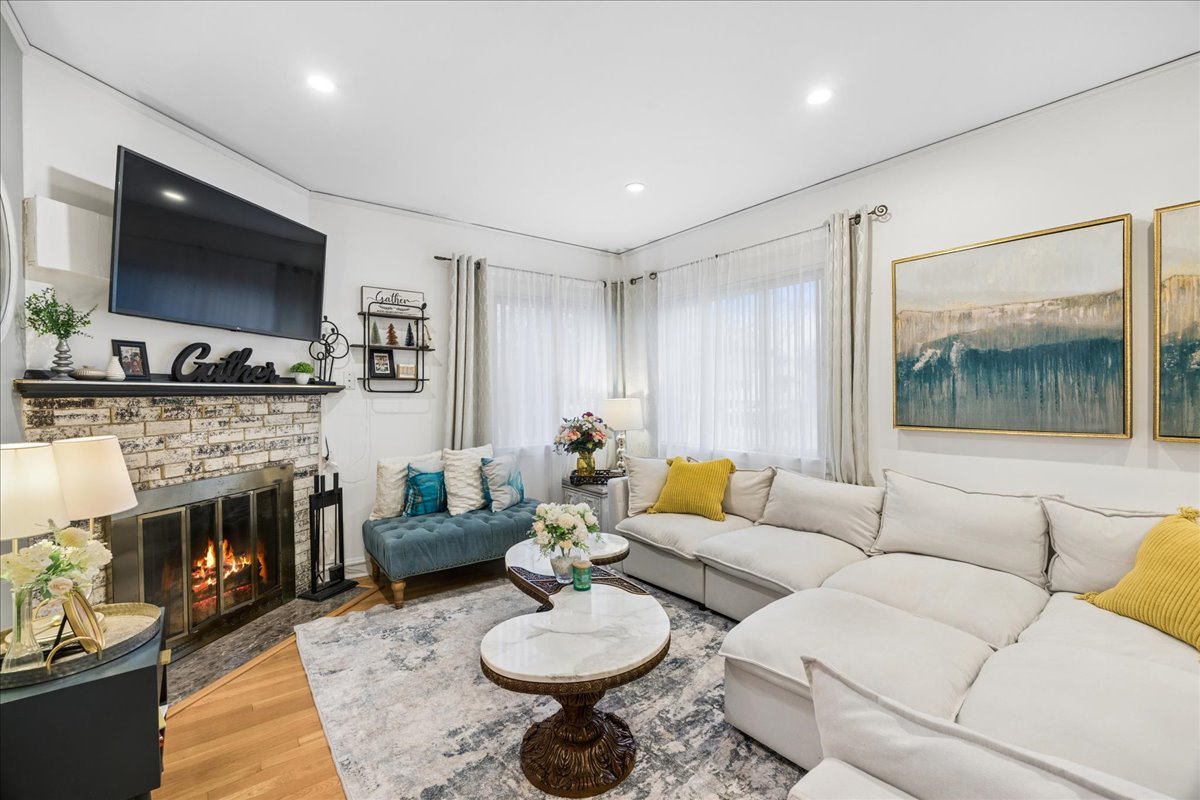 289 Oxford Road Des Plaines, IL 60016 - Photo 2 of 20