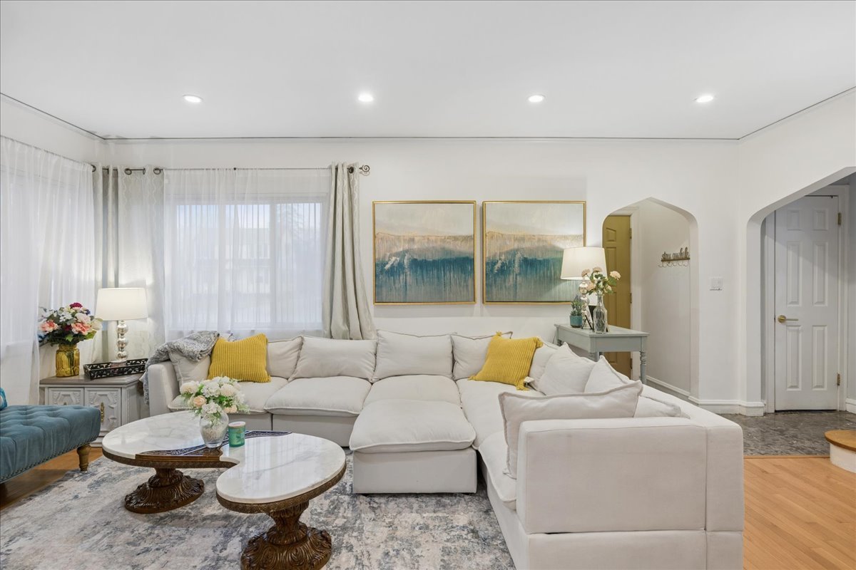 289 Oxford Road Des Plaines, IL 60016 - Photo 3 of 20