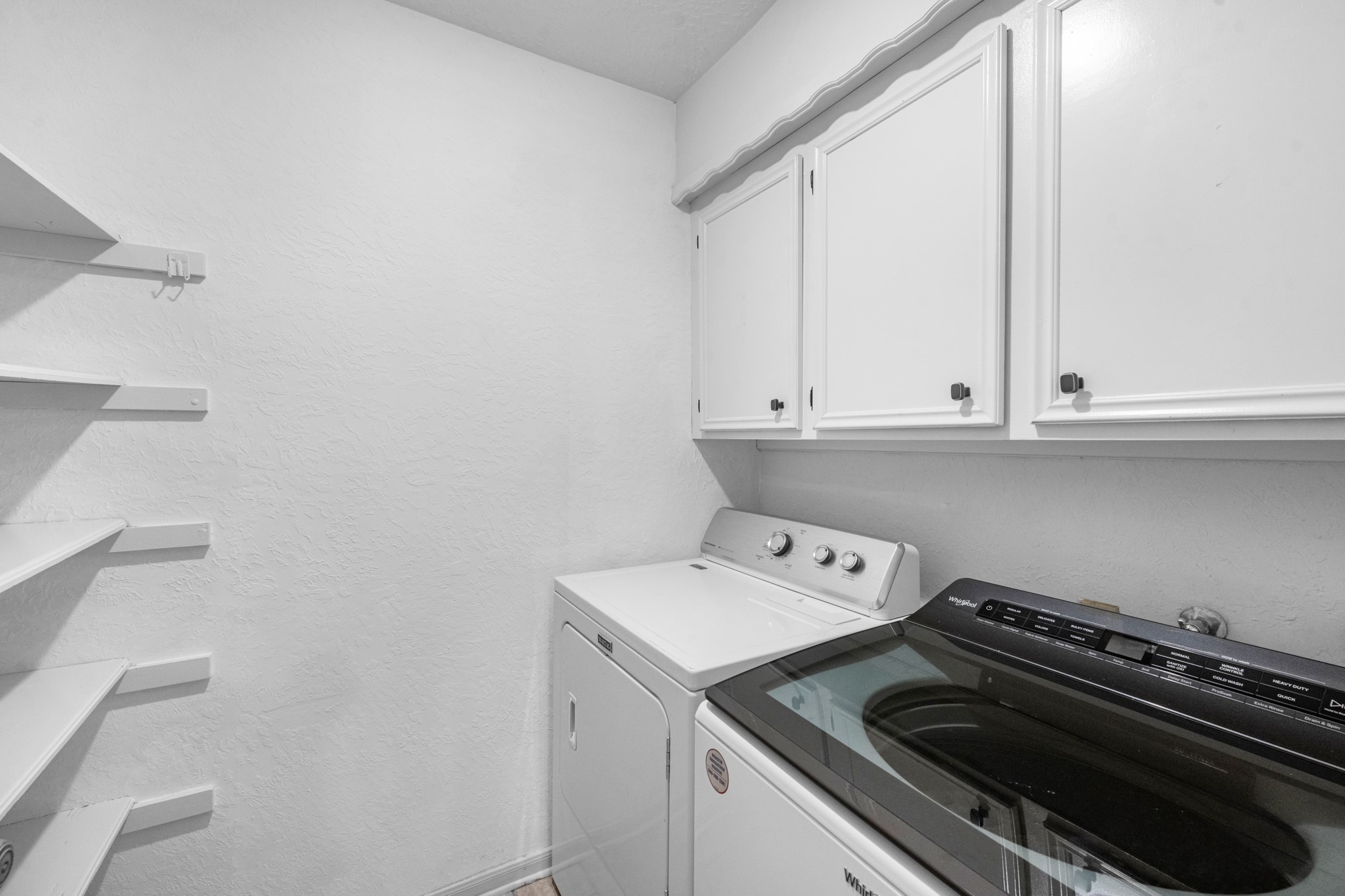 622 South Rivershire Drive Conroe, TX 77304 - Photo 40 of 44 a utility room with dryer and washer