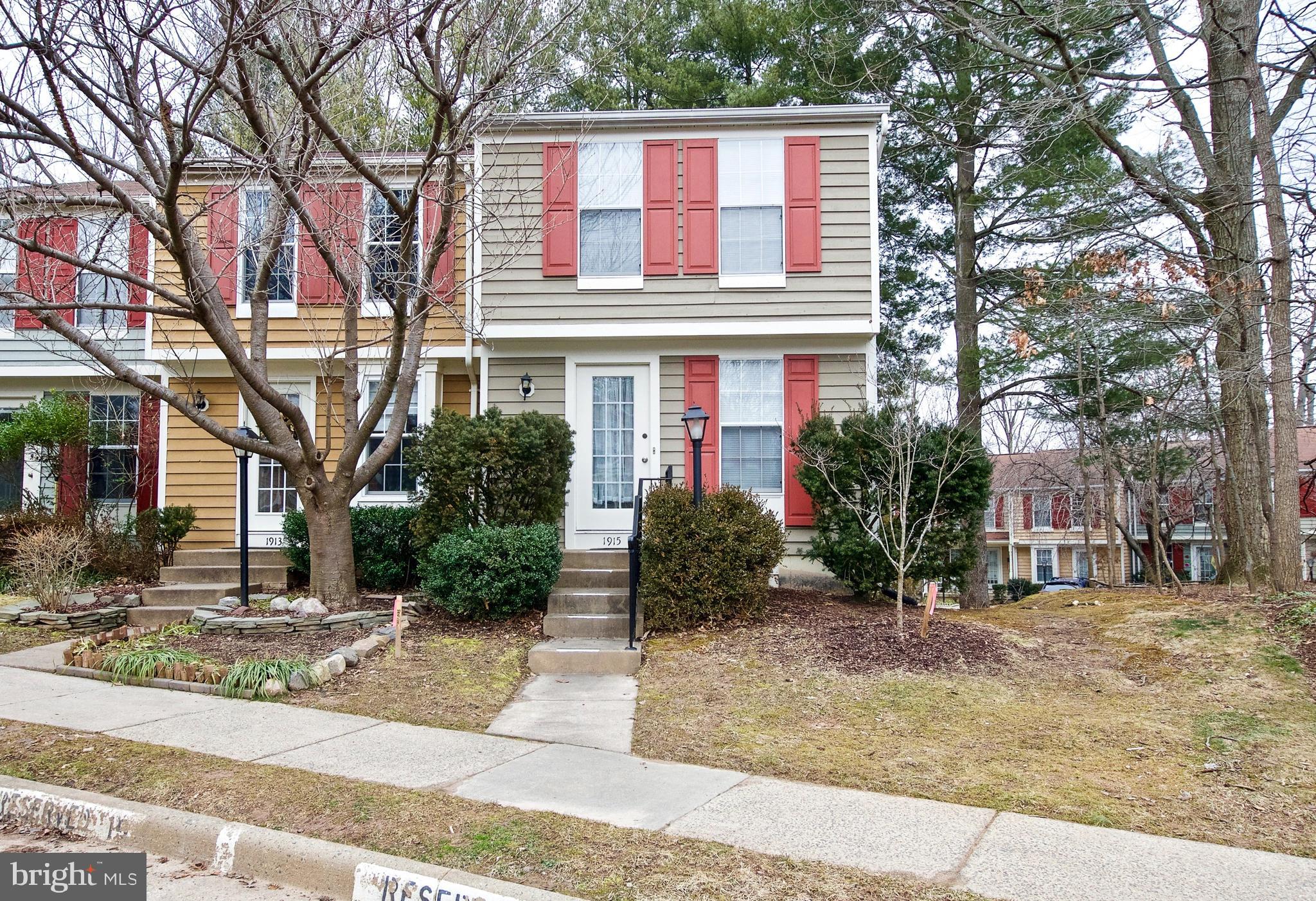 END UNT TOWNHOUSE WITH PARKING IN FRONT AND AROUND