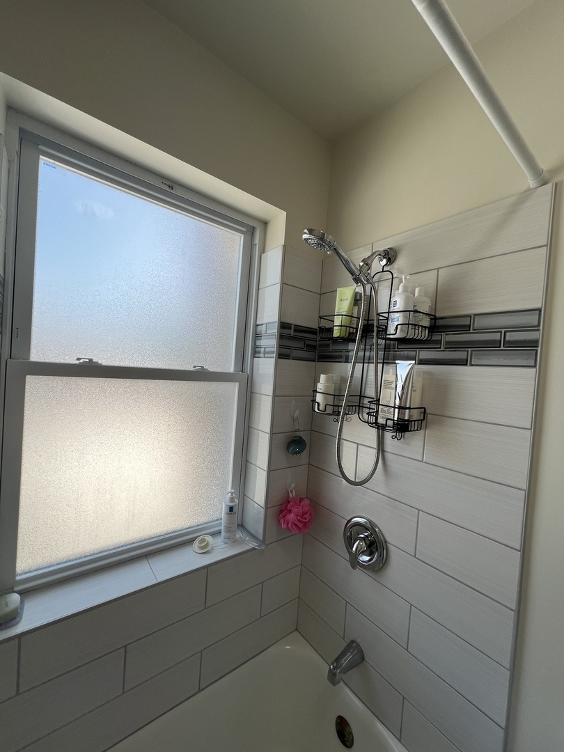 918 Green Bay Road, Unit 3J Winnetka, IL 60093 - Photo 11 of 14 a bathroom with a bathtub and shower