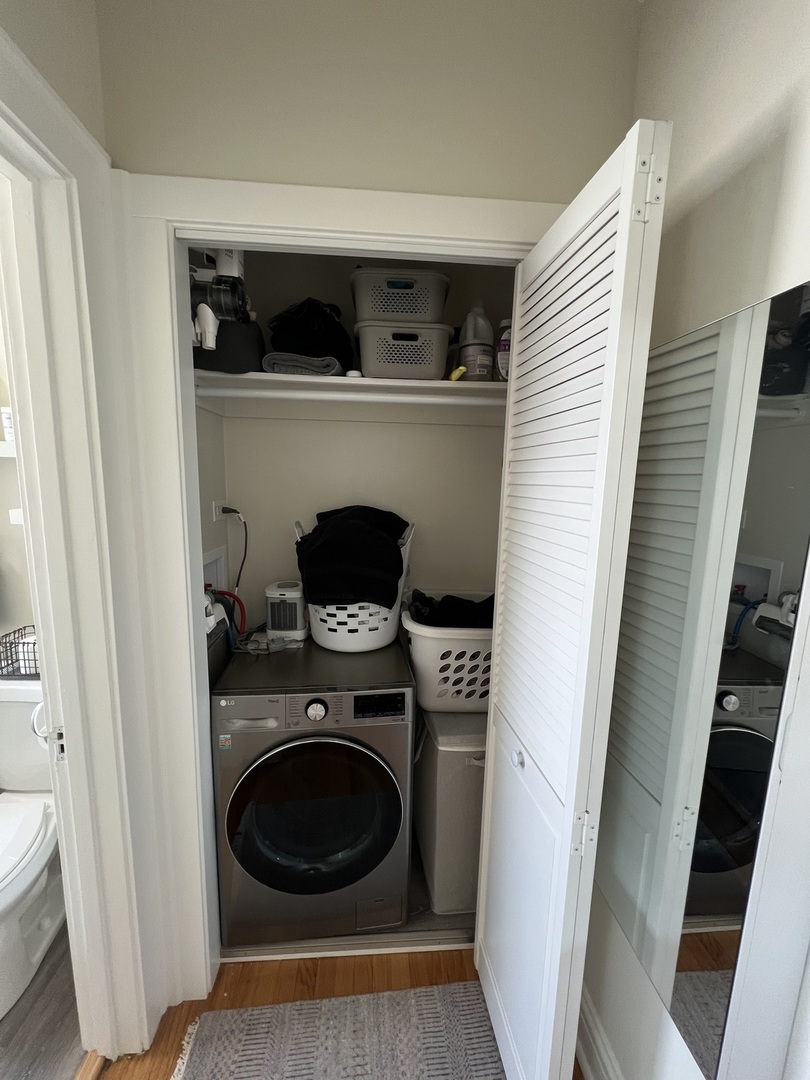 918 Green Bay Road, Unit 3J Winnetka, IL 60093 - Photo 12 of 14 a view of washer and dryer in a utility room