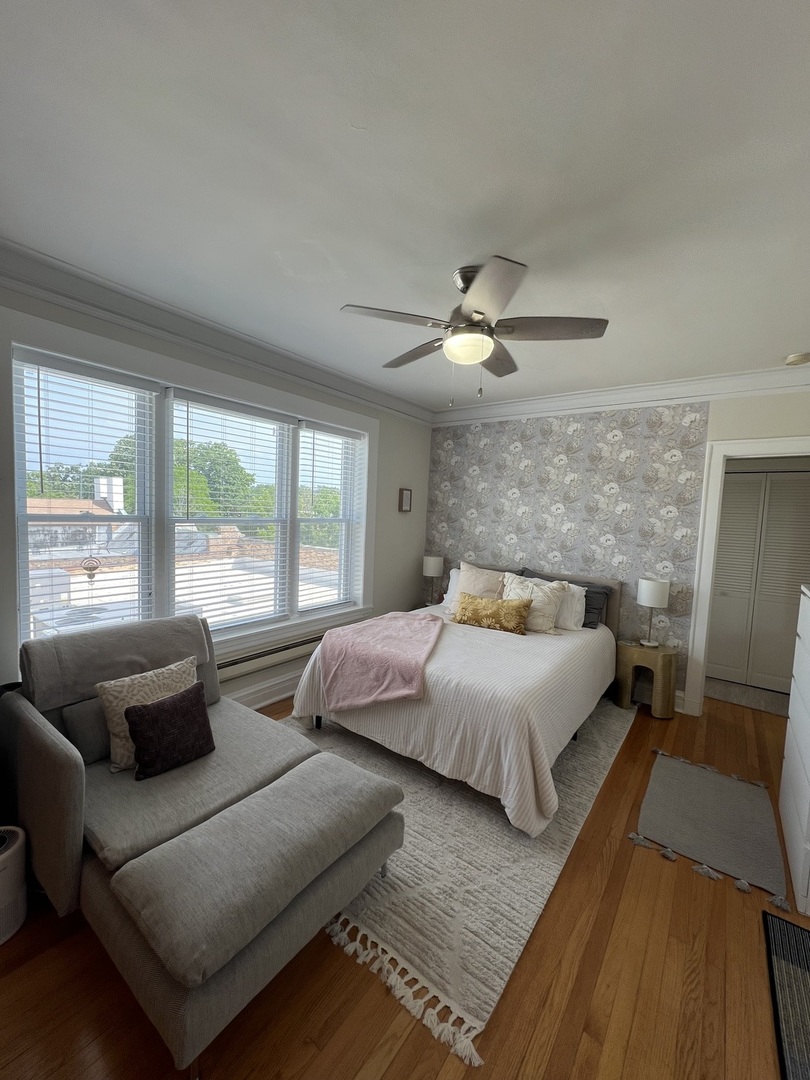 918 Green Bay Road, Unit 3J Winnetka, IL 60093 - Photo 2 of 14 a bedroom with a bed couch and window