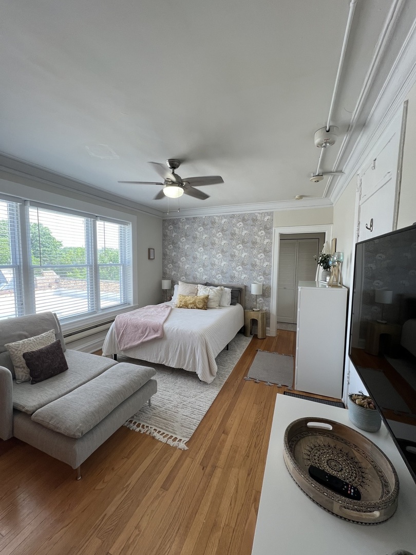 918 Green Bay Road, Unit 3J Winnetka, IL 60093 - Photo 4 of 14 a bedroom with furniture and a flat screen tv