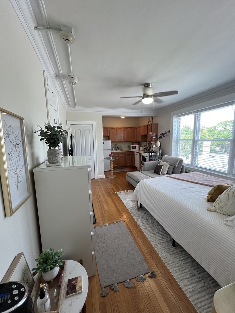 918 Green Bay Road, Unit 3J Winnetka, IL 60093 - Photo 6 of 14 a living room with furniture and a large window