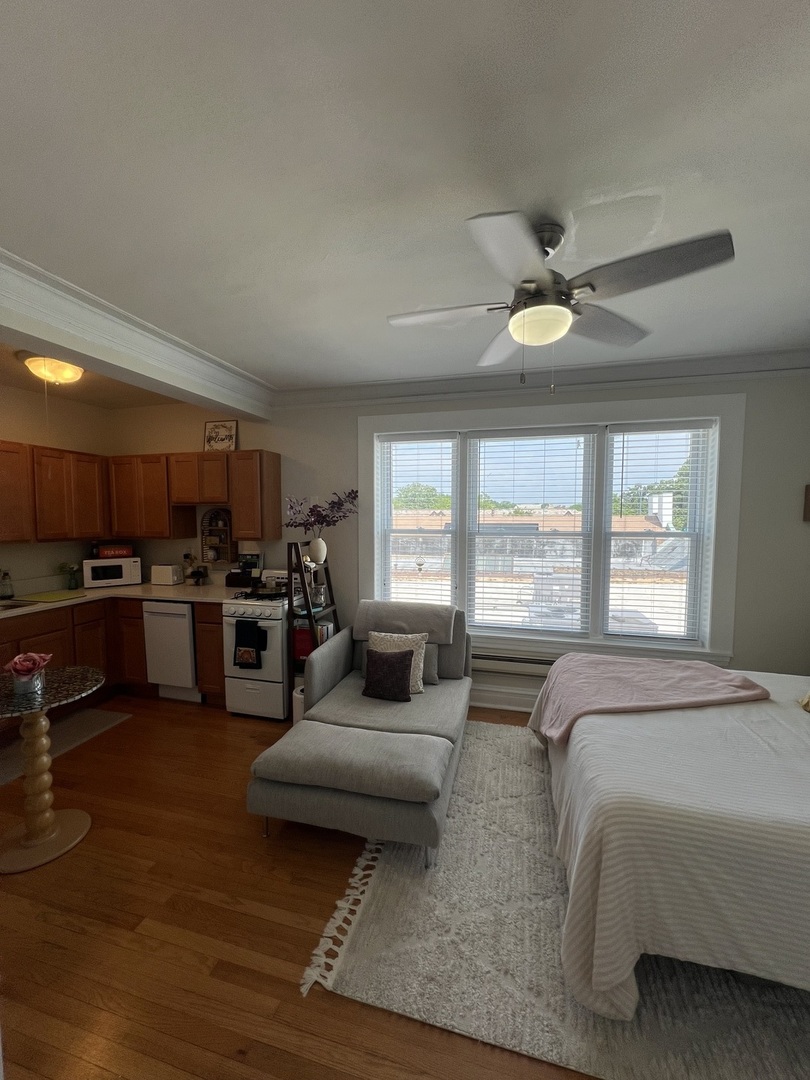 918 Green Bay Road, Unit 3J Winnetka, IL 60093 - Photo 8 of 14 a spacious bedroom with a bed a couch and a large window