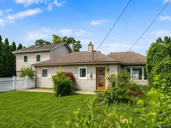 $2,500 | 10401 Degrand Street, White Lake, MI 48386