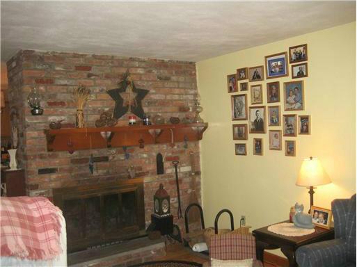 133 Knotty Oak Road Coventry, RI 02816 - Photo 3 of 20 Living Room.