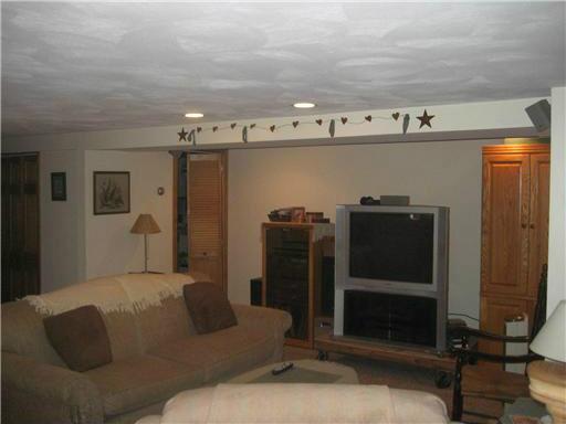 133 Knotty Oak Road Coventry, RI 02816 - Photo 10 of 20 Den/Family/Great Room.