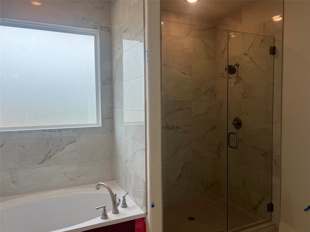 1507 Corsac Way Austin, TX 78758 - Photo 9 of 14 a bathroom with a bathtub