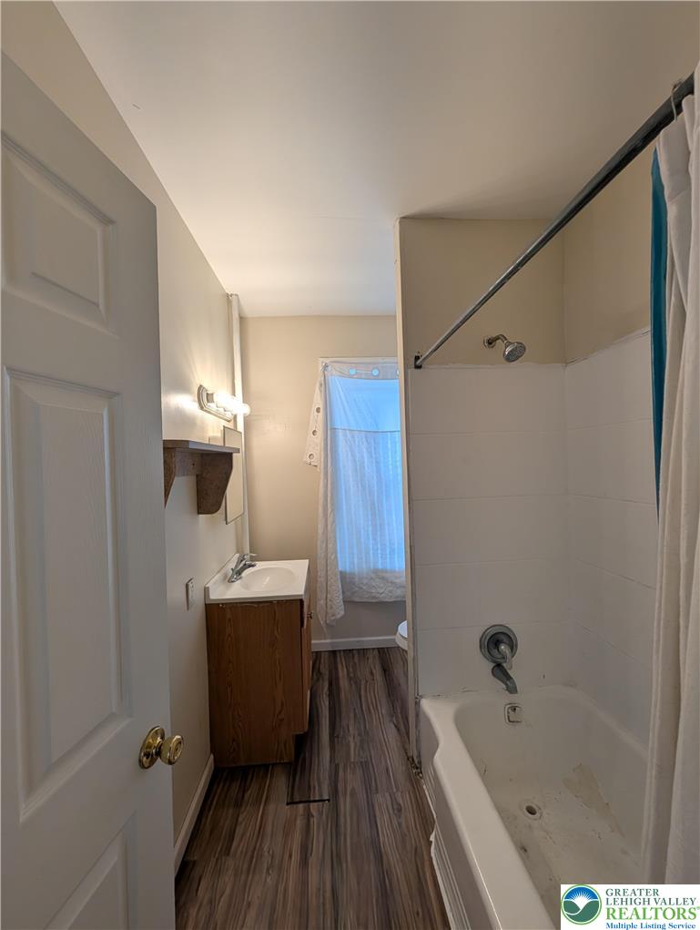 723 Chestnut Street Allentown, PA 18102 - Photo 18 of 25 a bathroom with a bathtub and shower