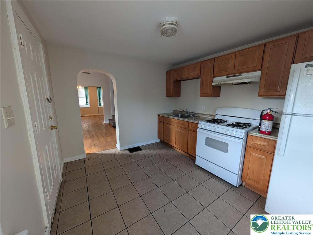 723 Chestnut Street Allentown, PA 18102 - Photo 9 of 25 a view of a kitchen with electric appliances