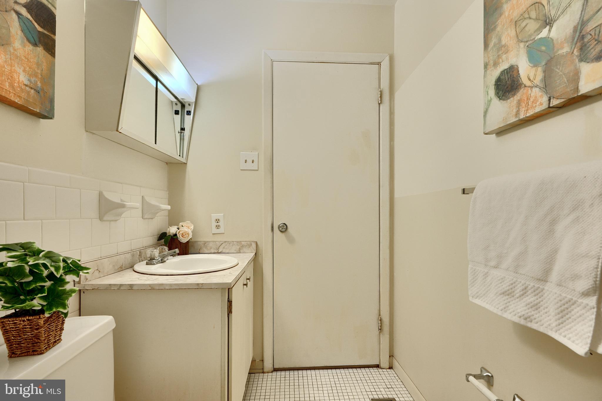 3661 Rockberry Road Baltimore, MD 21234 - Photo 20 of 29 Hall Full Bathroom