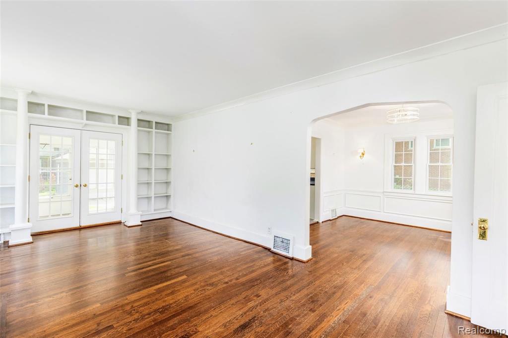 214 Fisher Road Grosse Pointe Farms, MI 48230 - Photo 10 of 44