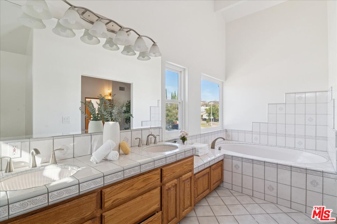 2216 Carlsbad Court Simi Valley, CA 93063 - Photo 30 of 32 a spacious bathroom with a double vanity sink mirror and bathtub