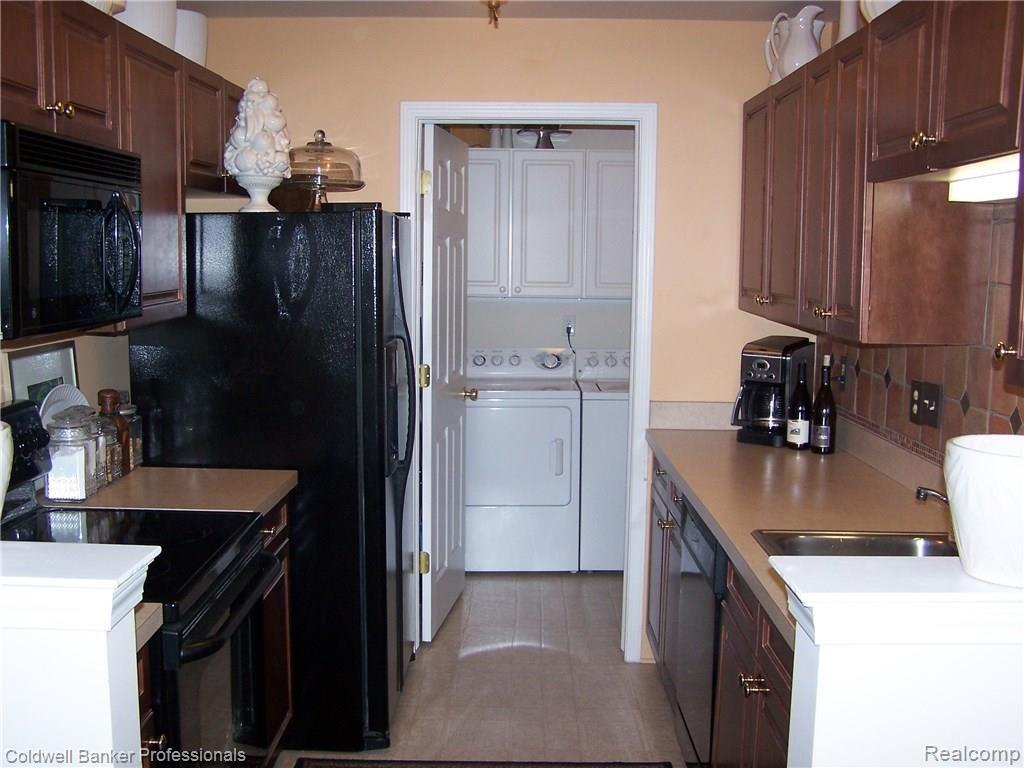 5369 Brookemonte Circle, Unit 330 Rochester, MI 48306 - Photo 8 of 21 Kitchen 3