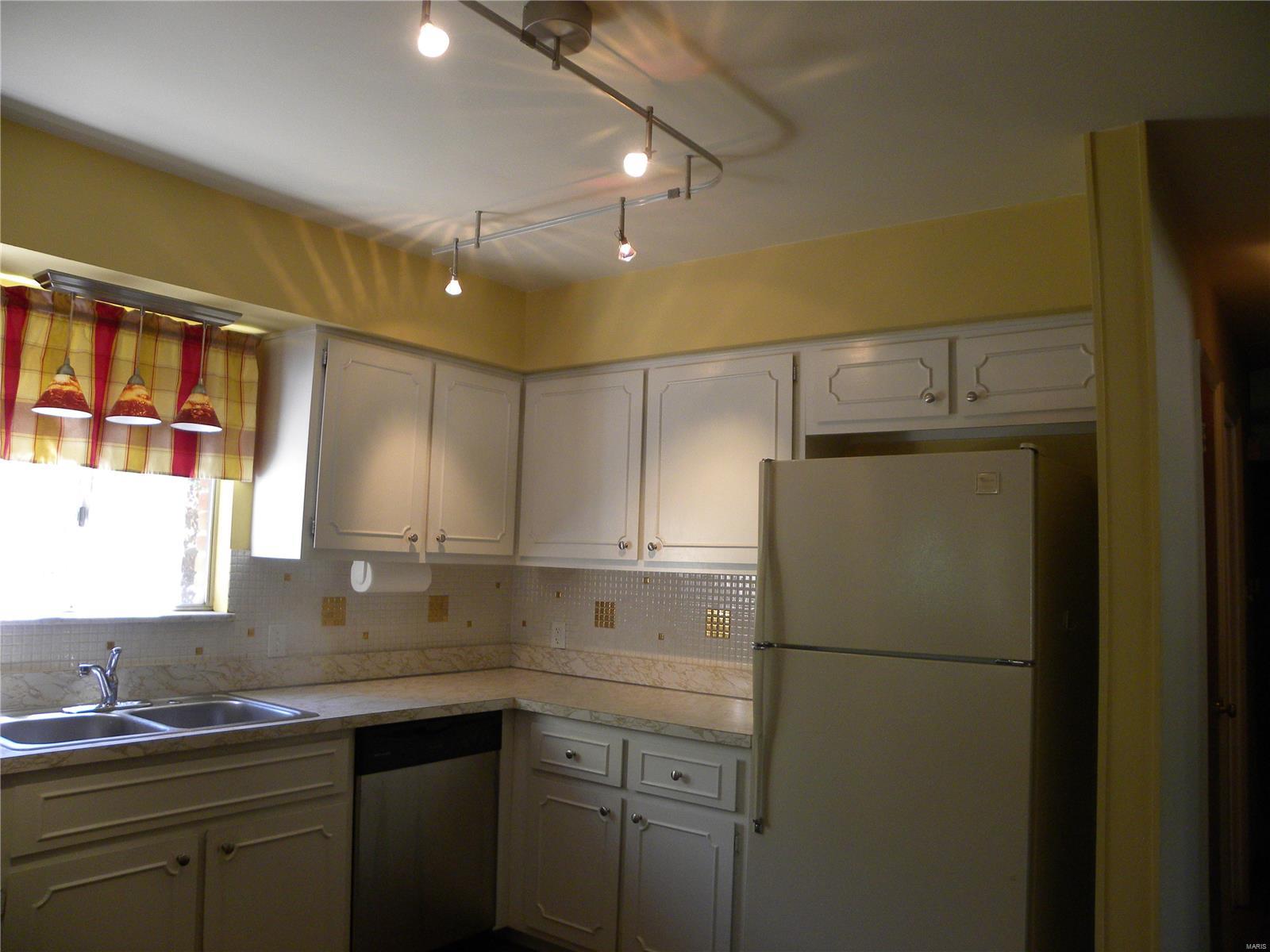 15534 Clayton Road Ballwin, MO 63011 - Photo 13 of 33 Gallery Image 13