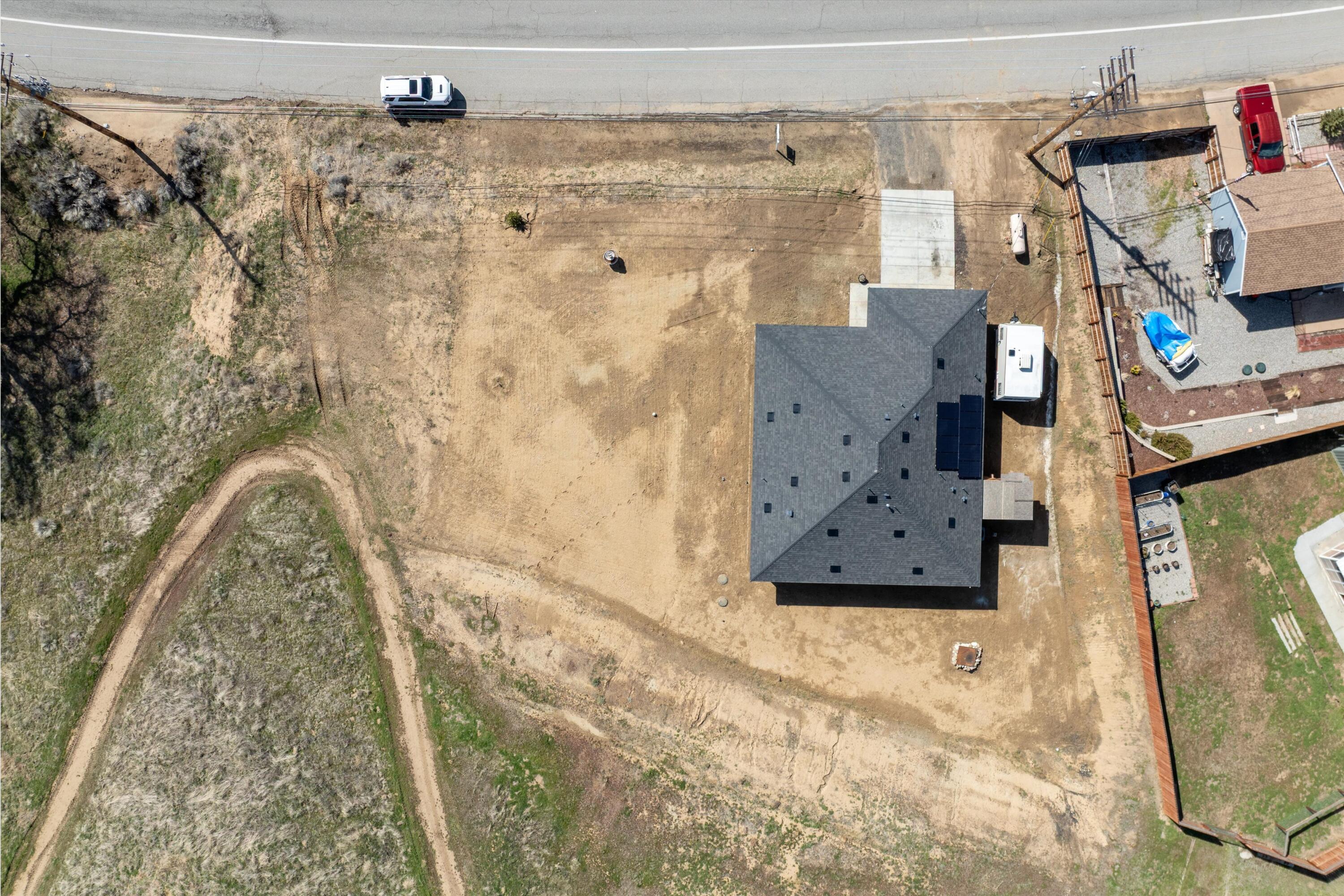 20601 Country Club Drive Tehachapi, CA 93561 - Photo 14 of 18 a view of a living room washer and dryer