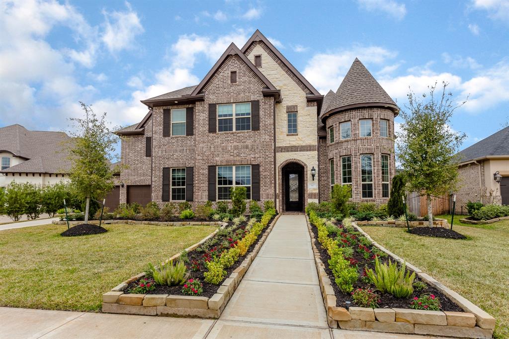 Beautiful executive home in Sienna Plantation!! Finished in 2019