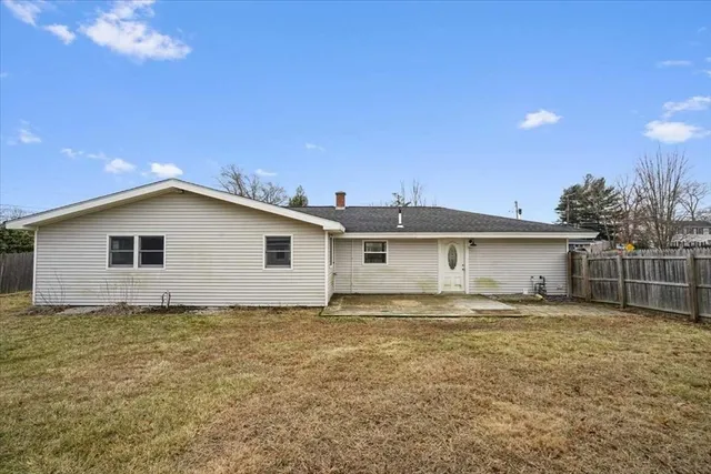 a view of a house with a yard