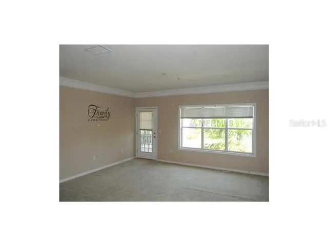 a picture of a small white wall