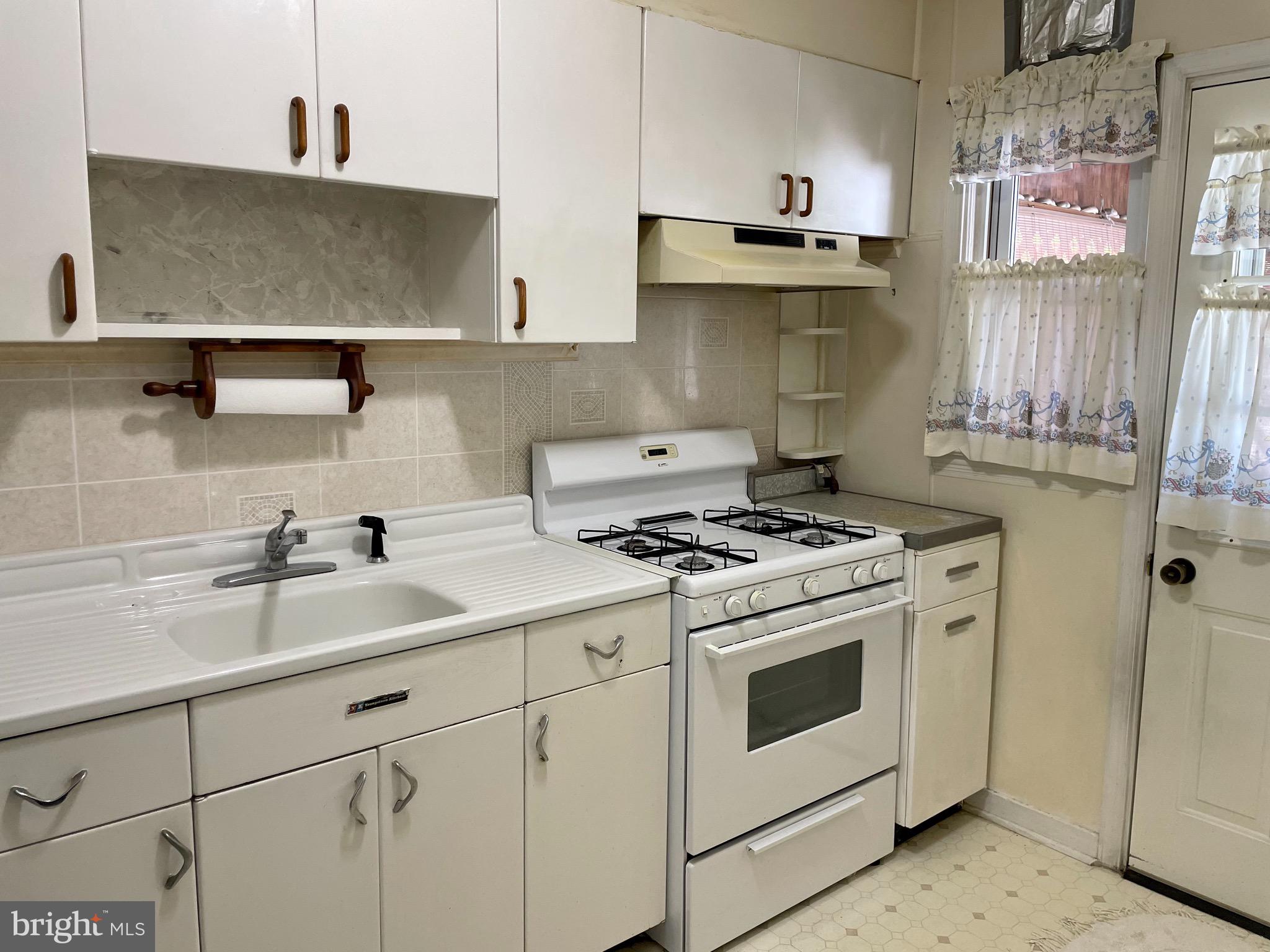 706 Middlesex Road Baltimore, MD 21221 - Photo 6 of 21