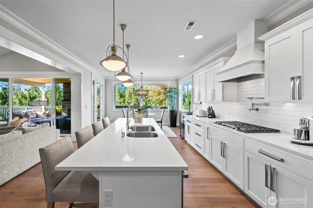a large kitchen with kitchen island a large island in it