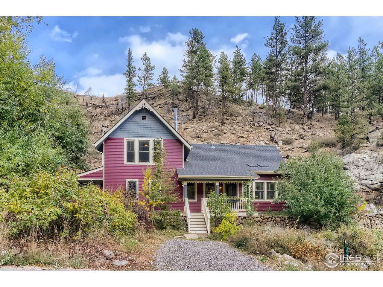 House sits off road with front driveway