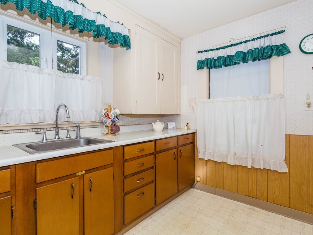 114 Thornton Road Waltham, MA 02453 - Photo 9 of 25 Gallery Image 9