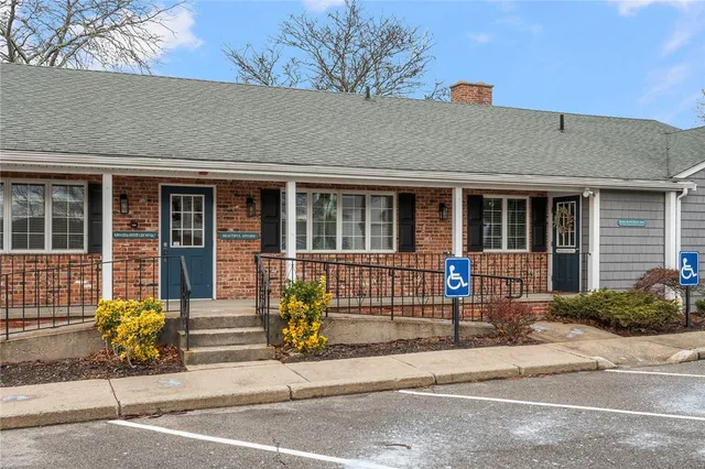 $1,900 | 990 Main Street, Unit 3, East Greenwich, RI 02818