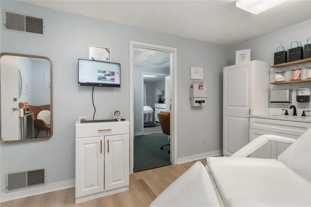 $1,900 | 990 Main Street, Unit 3, East Greenwich, RI 02818