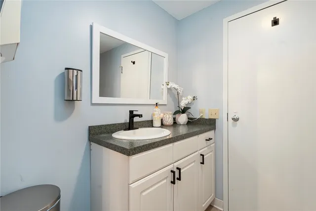 $1,900 | 990 Main Street, Unit 3, East Greenwich, RI 02818