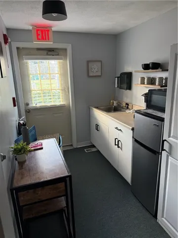 $1,900 | 990 Main Street, Unit 3, East Greenwich, RI 02818