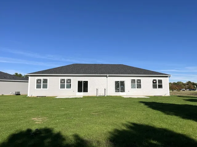 $2,175 | 517 Cobblestone Circle, Harvard, IL 60033