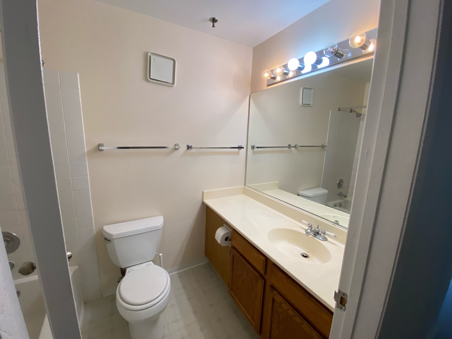 3265 Kirchoff Road, Unit 215 Rolling Meadows, IL 60008 - Photo 9 of 11
