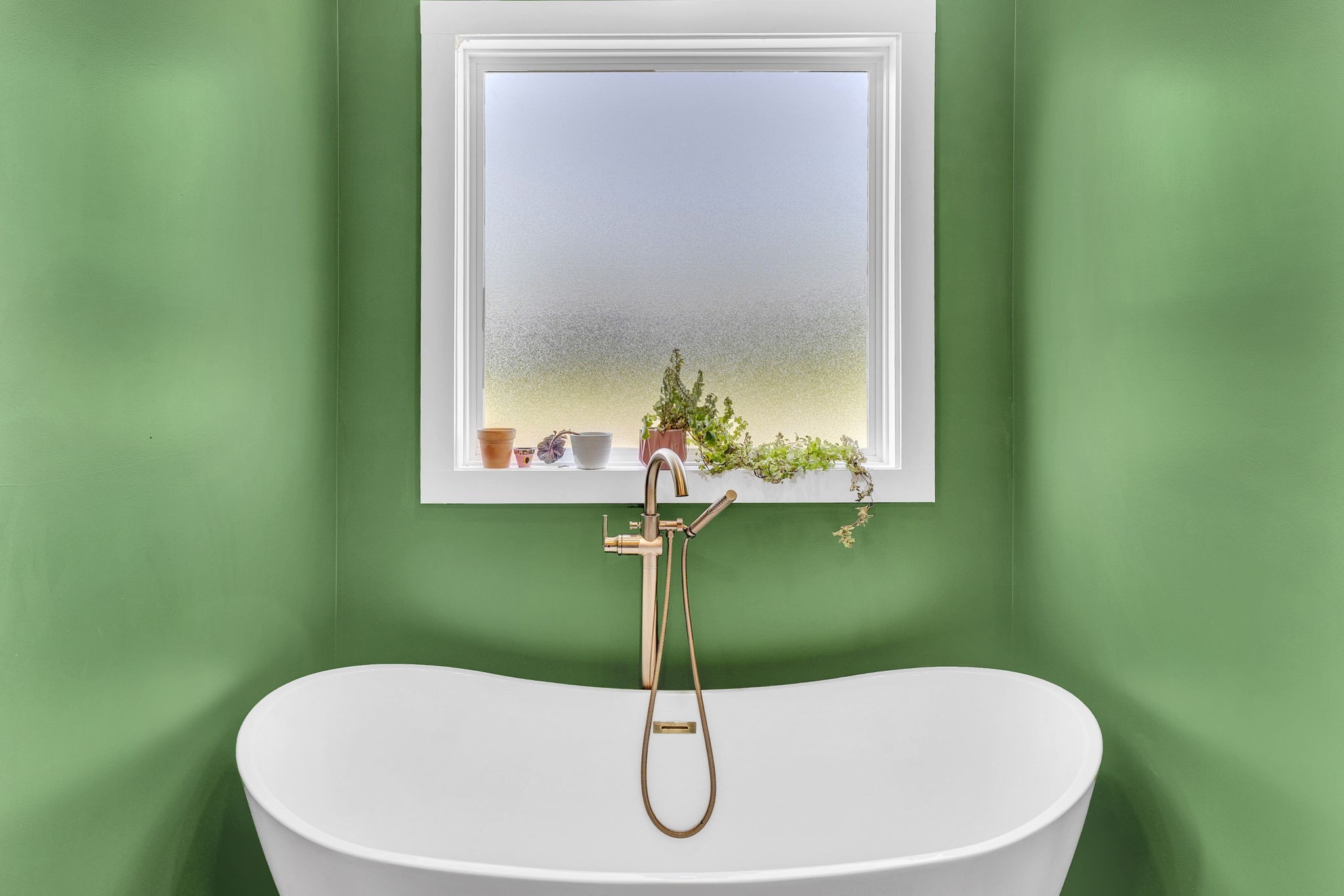 426 Maple Bend Road Winchester, TN 37398 - Photo 32 of 73 a white bath tub sitting in a bathroom