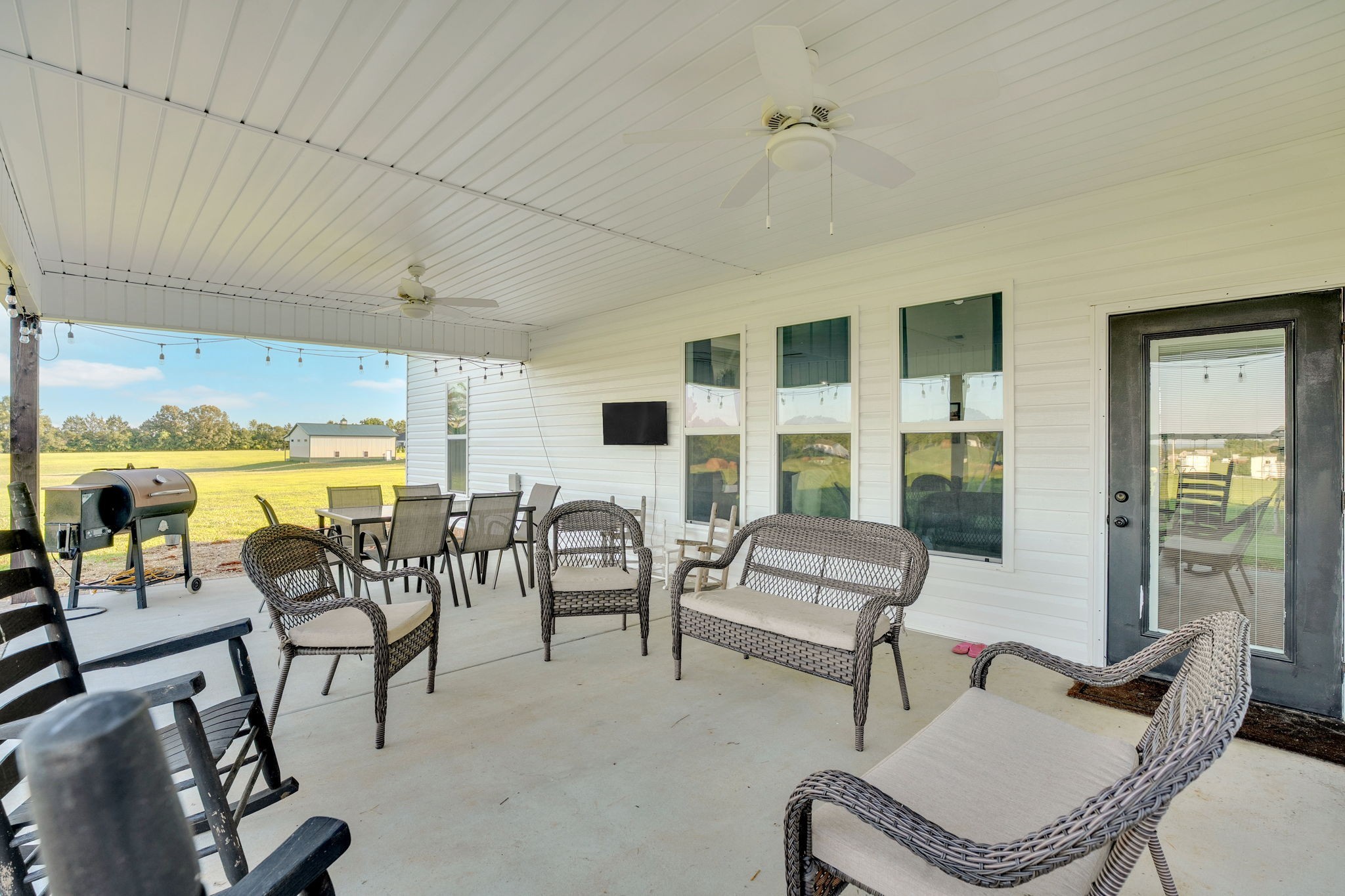 426 Maple Bend Road Winchester, TN 37398 - Photo 53 of 73 a living room with furniture and a large window