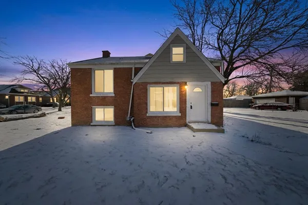 a view of a house with a yard