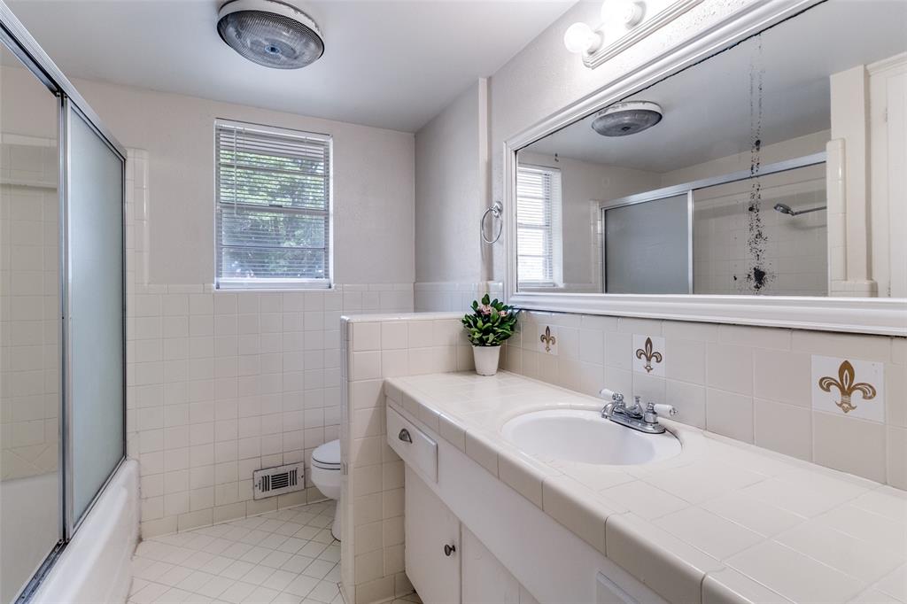 8060 Woodhue Road Dallas, TX 75228 - Photo 20 of 29 Full Bath