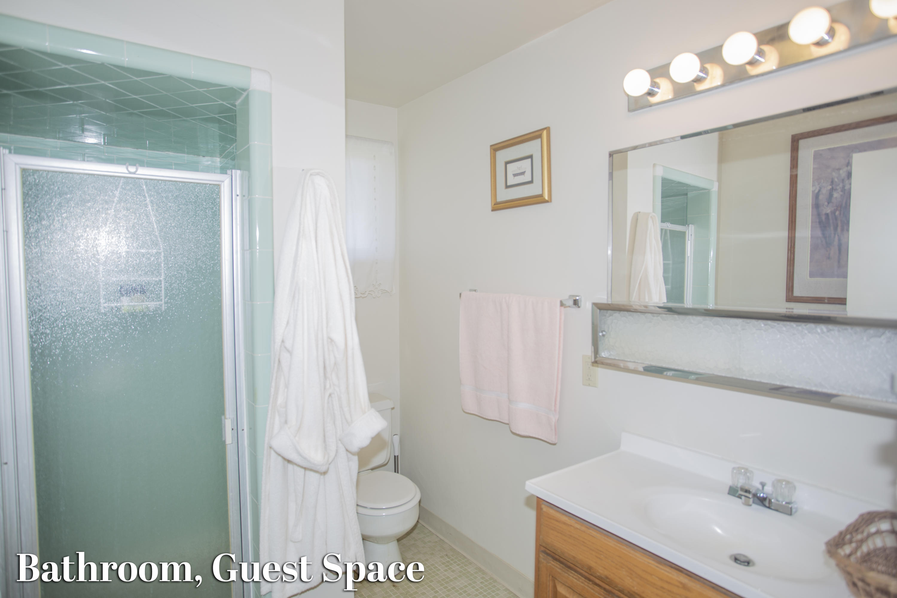 8547 Blackwell Road Central Point, OR 97502 - Photo 21 of 29 a bathroom with a sink a toilet and shower