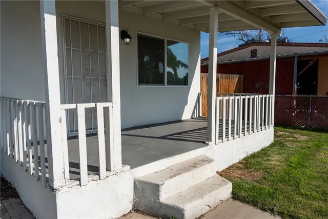 a view of a house with backyard and porch