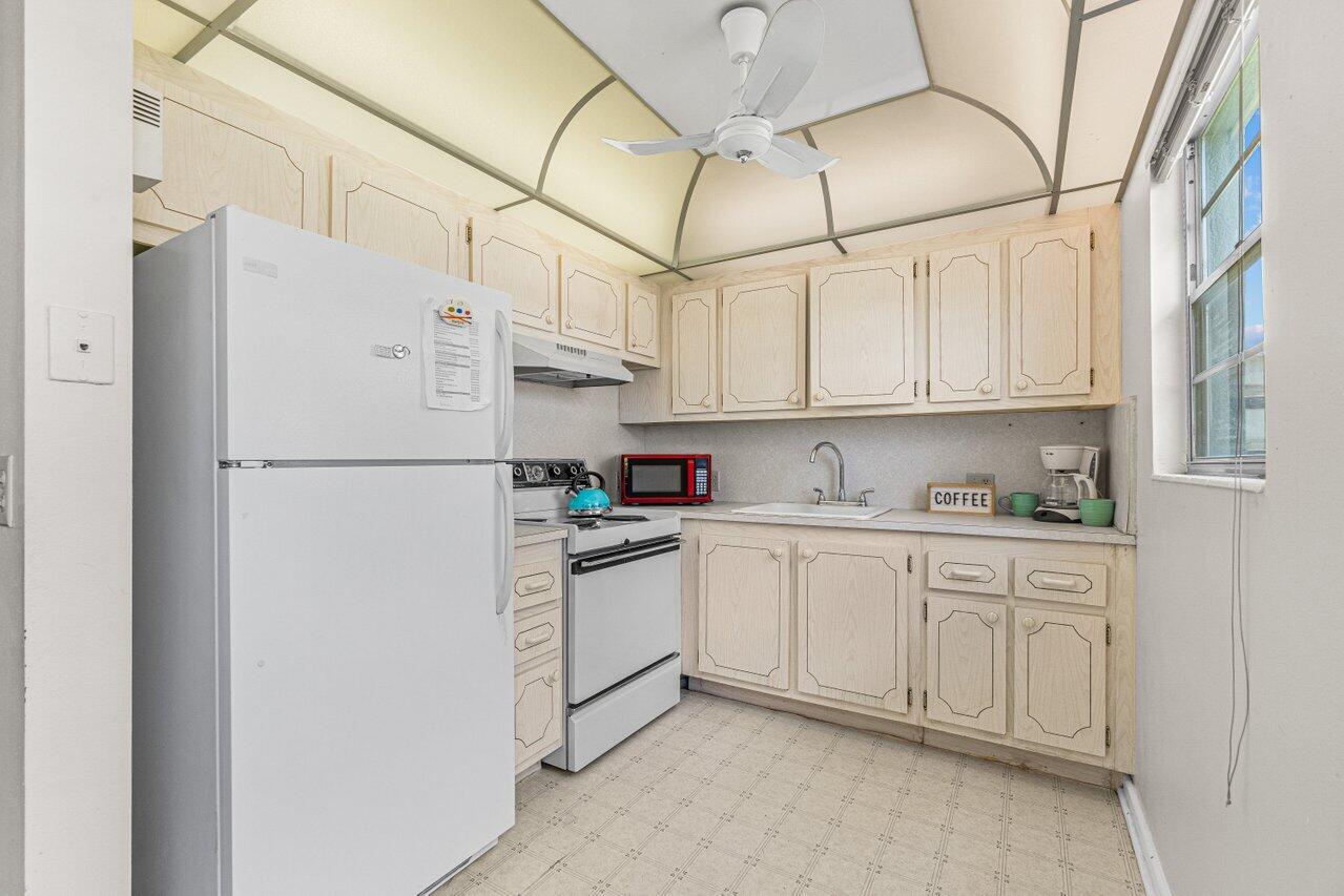 112 Suffolk C Boca Raton, FL 33434 - Photo 3 of 15 008-112SuffolkC-BocaRaton-FL-33434-SMALL
