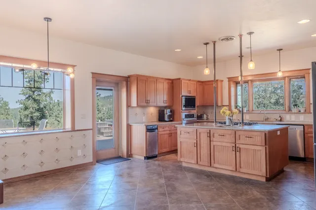 $820,000 | 9724 South Darknell Road, Valleyford, WA 99036