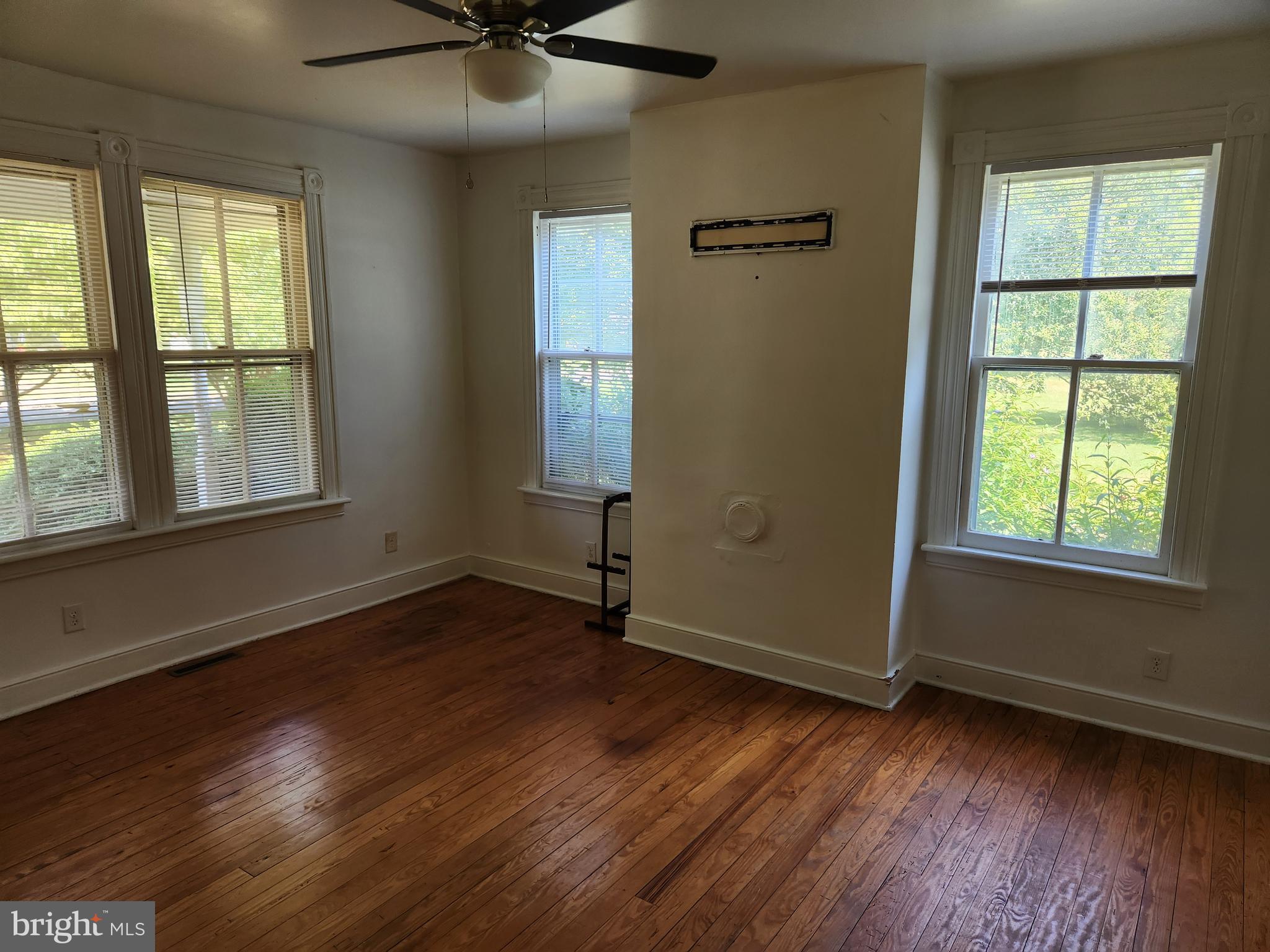 146 Mica Road Mineral, VA 23117 - Photo 4 of 29 Living Room