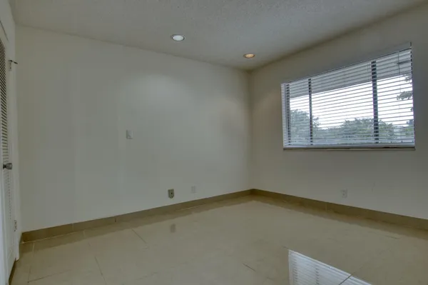 $2,000 | 4471 Luxemburg Court, Unit 301, Lake Worth, FL 33467