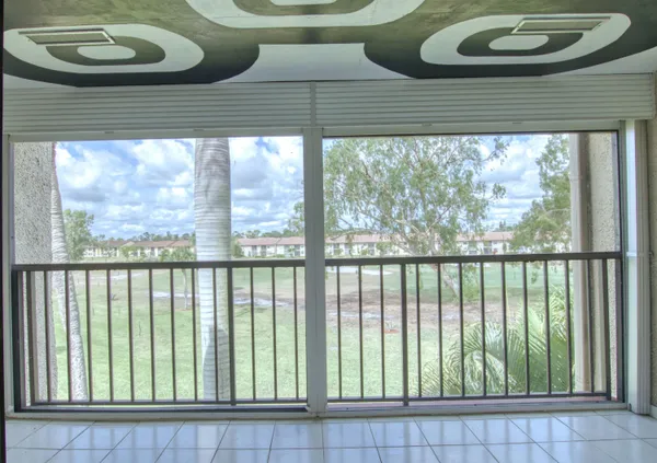 $2,000 | 4471 Luxemburg Court, Unit 301, Lake Worth, FL 33467