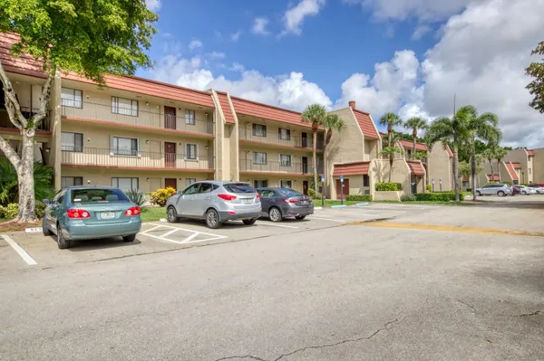 $2,000 | 4471 Luxemburg Court, Unit 301, Lake Worth, FL 33467
