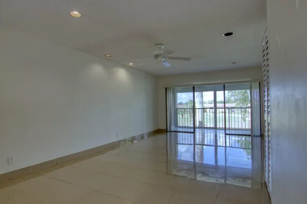 $2,000 | 4471 Luxemburg Court, Unit 301, Lake Worth, FL 33467