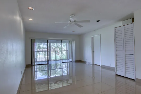 $2,000 | 4471 Luxemburg Court, Unit 301, Lake Worth, FL 33467